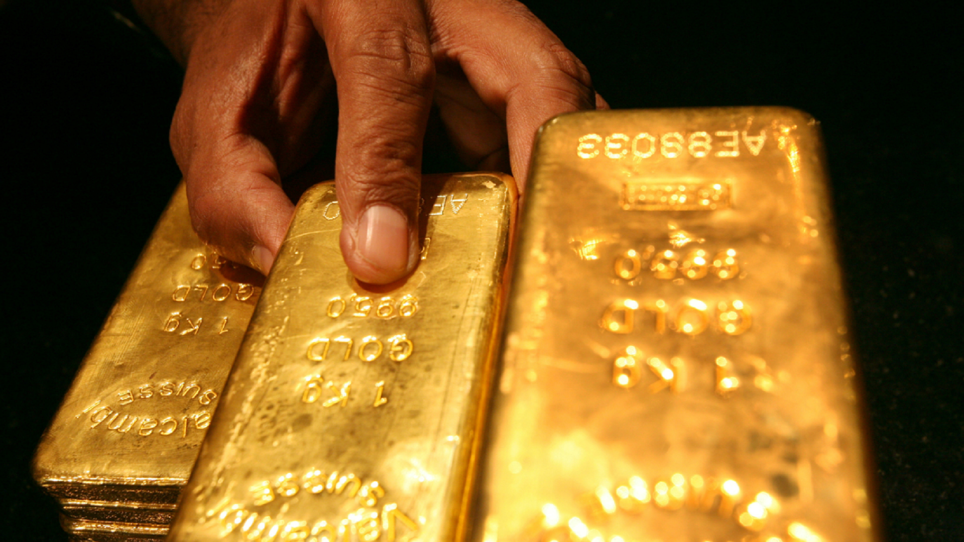 صورة بعنوان: الذهب يهبط بفعل صعود عوائد السندات والدولار 