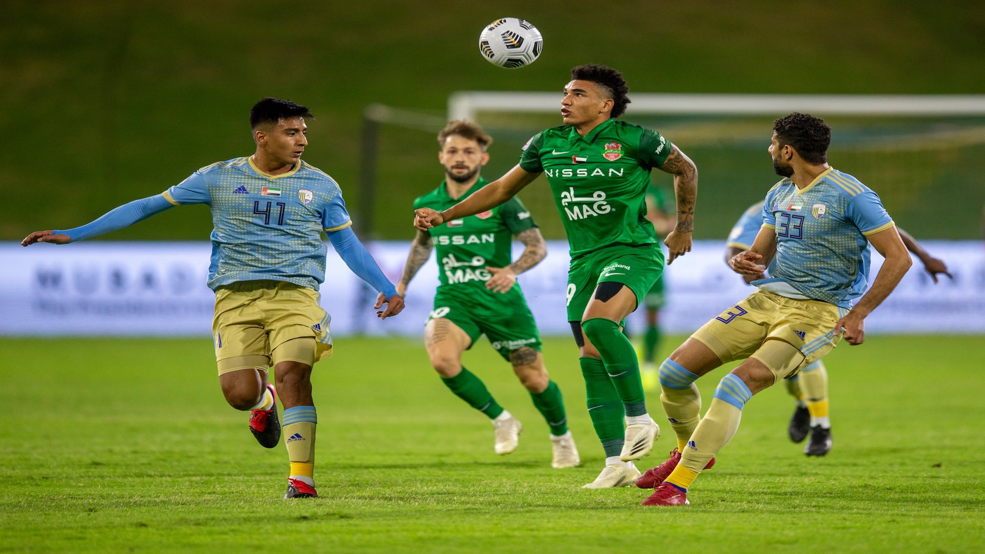 صورة بعنوان: شباب الأهلي يهزم الظفرة مواصلاً تألقه بدوري الخليج العربي 