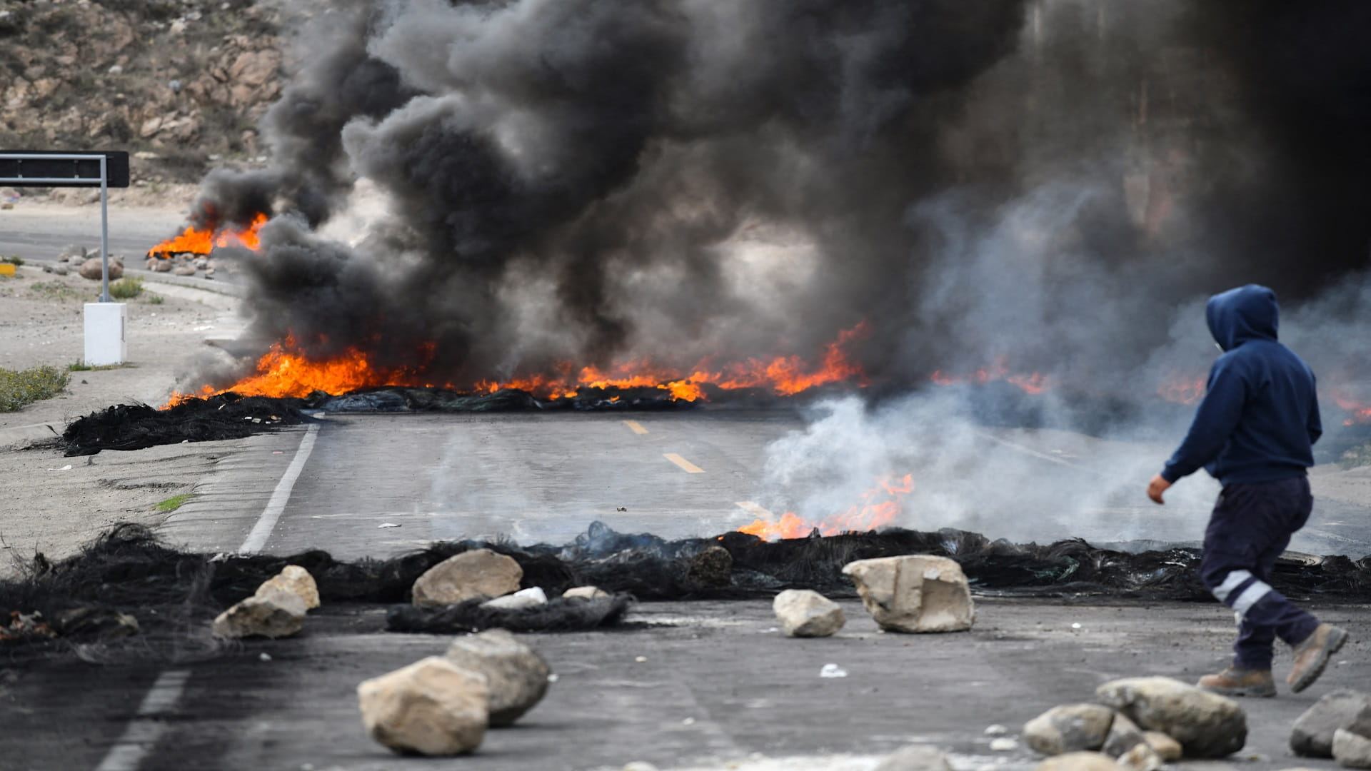 Image for the title: Peru government, transport unions make deal to end strike 