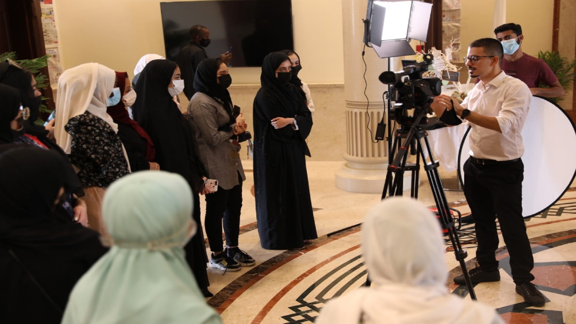 صورة بعنوان: طالبات كلية الاتصال بالقاسمية يتدربن على مهارات التصوير التلفزيوني 