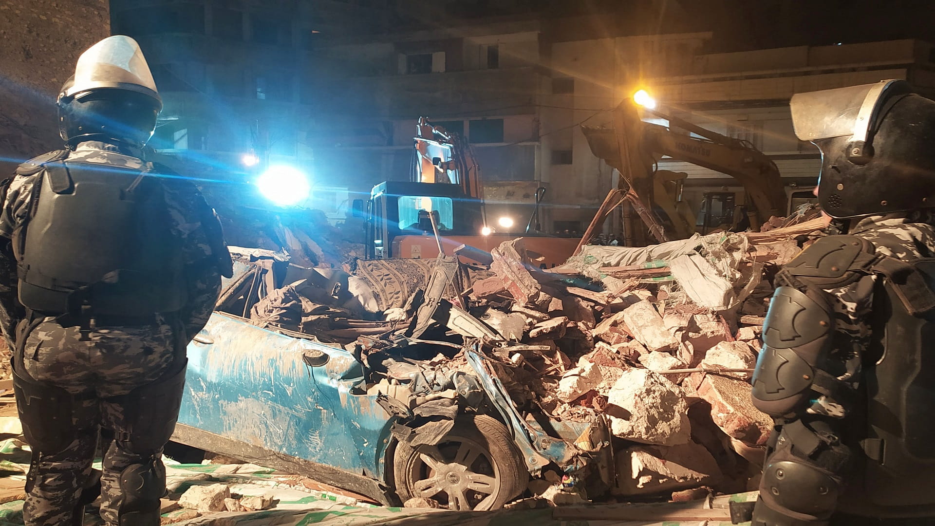 صورة بعنوان: مقتل 5 وجرح العشرات في انهيار مبنى بالقاهرة 