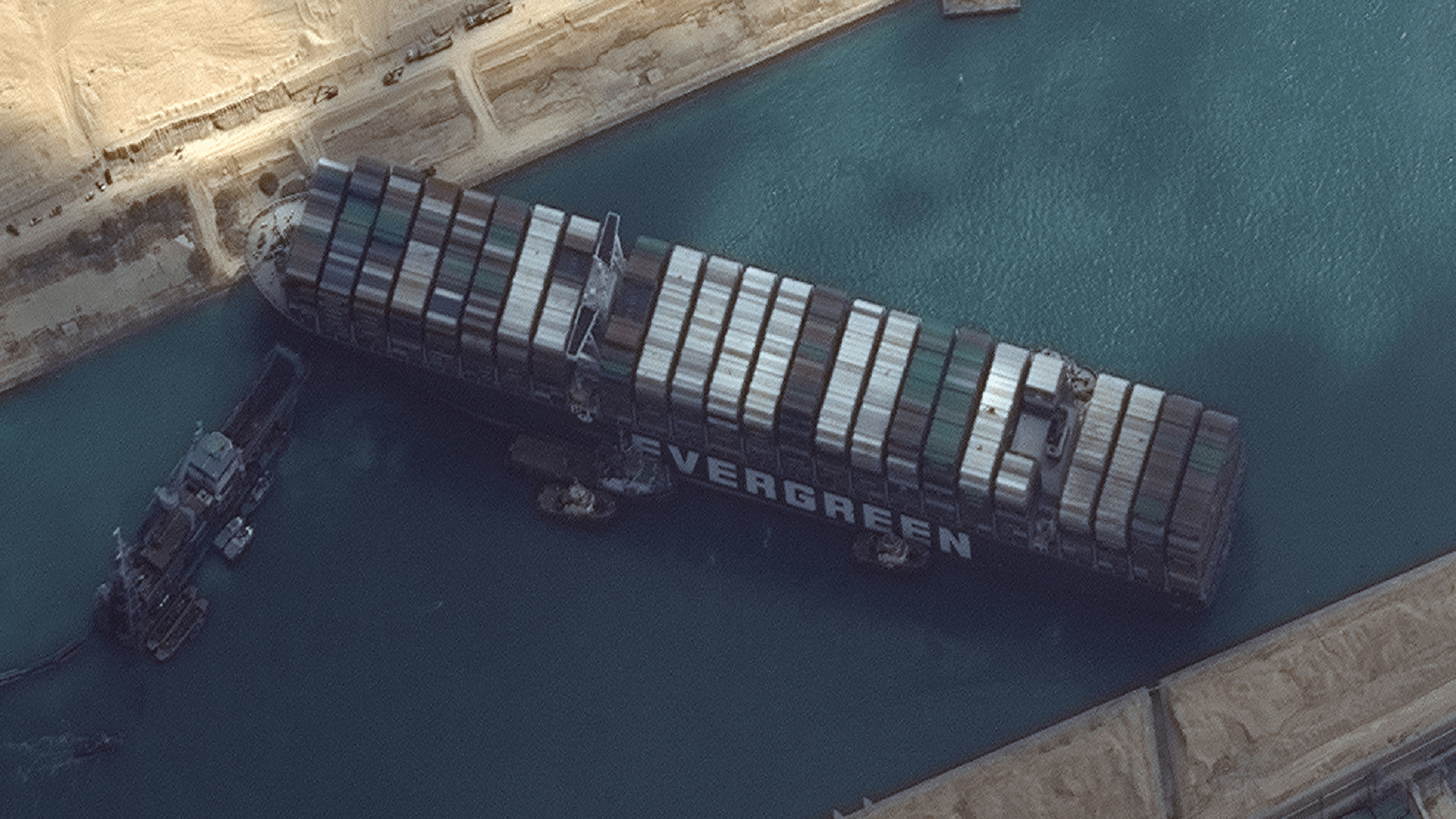 صورة بعنوان: رئيس قناة السويس يعلن تحرك السفينة الجانحة دون موعد محدد لتعويمها 