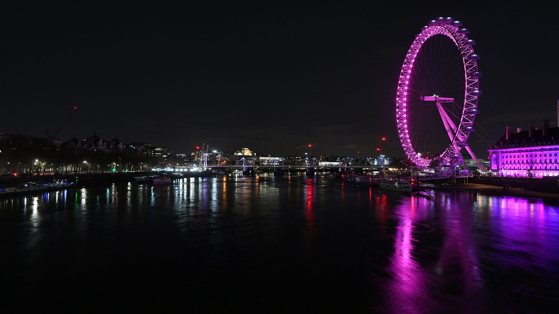 Image for the title: Cities worldwide dim lights to mark Earth Hour 