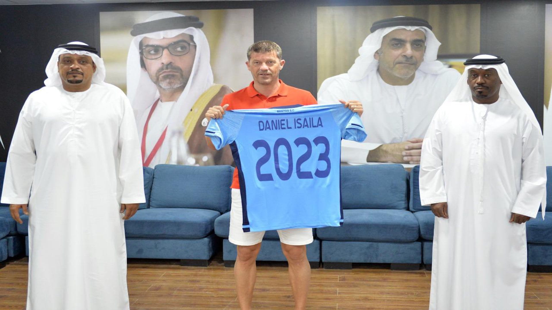 صورة بعنوان: نادي بني ياس يجدد عقد مدرب الفريق الأول ايسيلا لعامين 