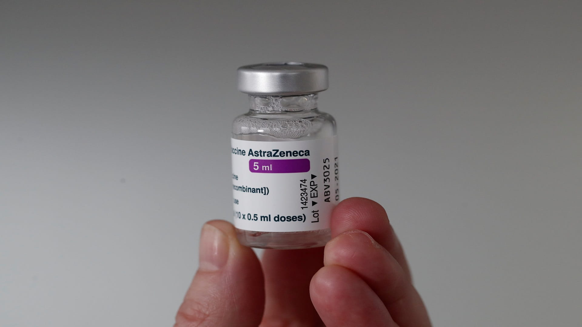 صورة بعنوان: دراسة: جرعة من أسترا زينيكا وأخرى من فايزر ترفعان الأجسام المضادة 