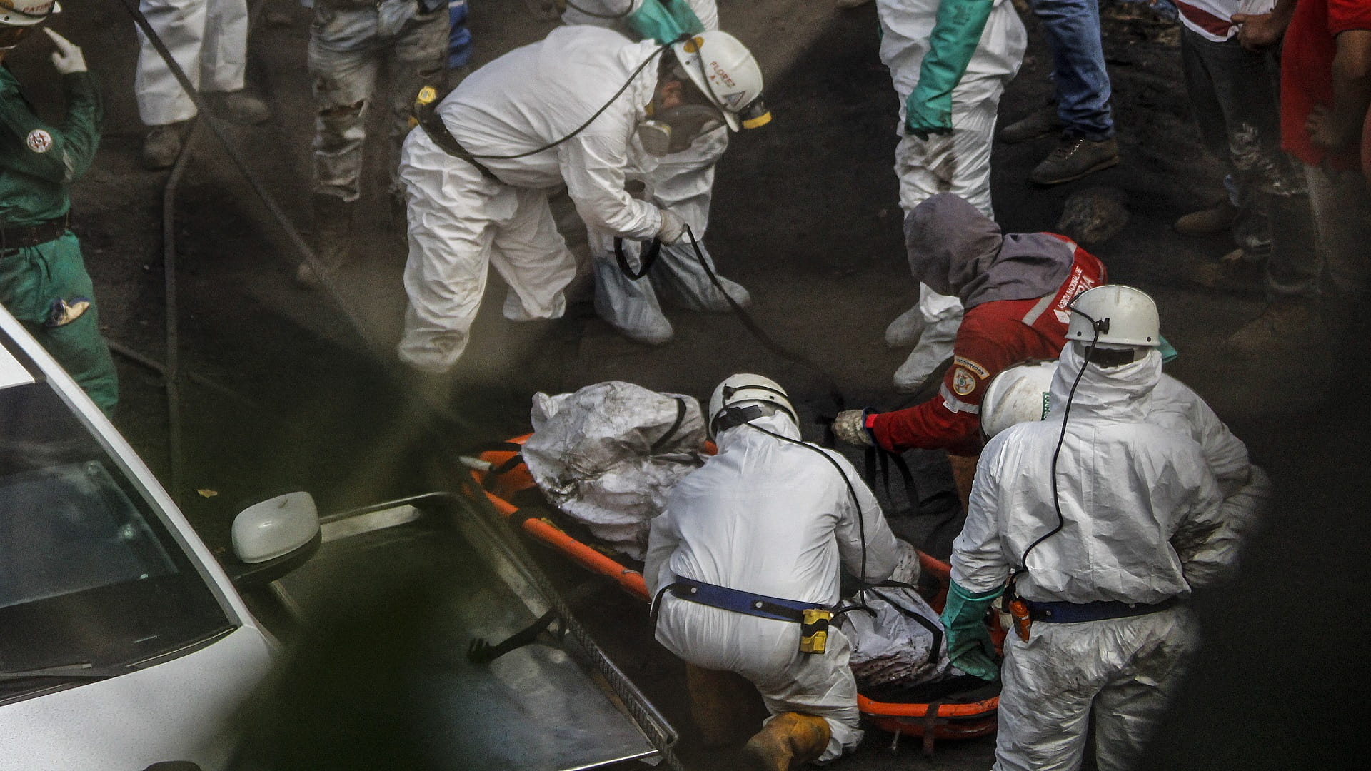 صورة بعنوان: كولومبيا تسابق الزمن لإنقاذ 11 عامل منجم عالقين تحت الأرض 