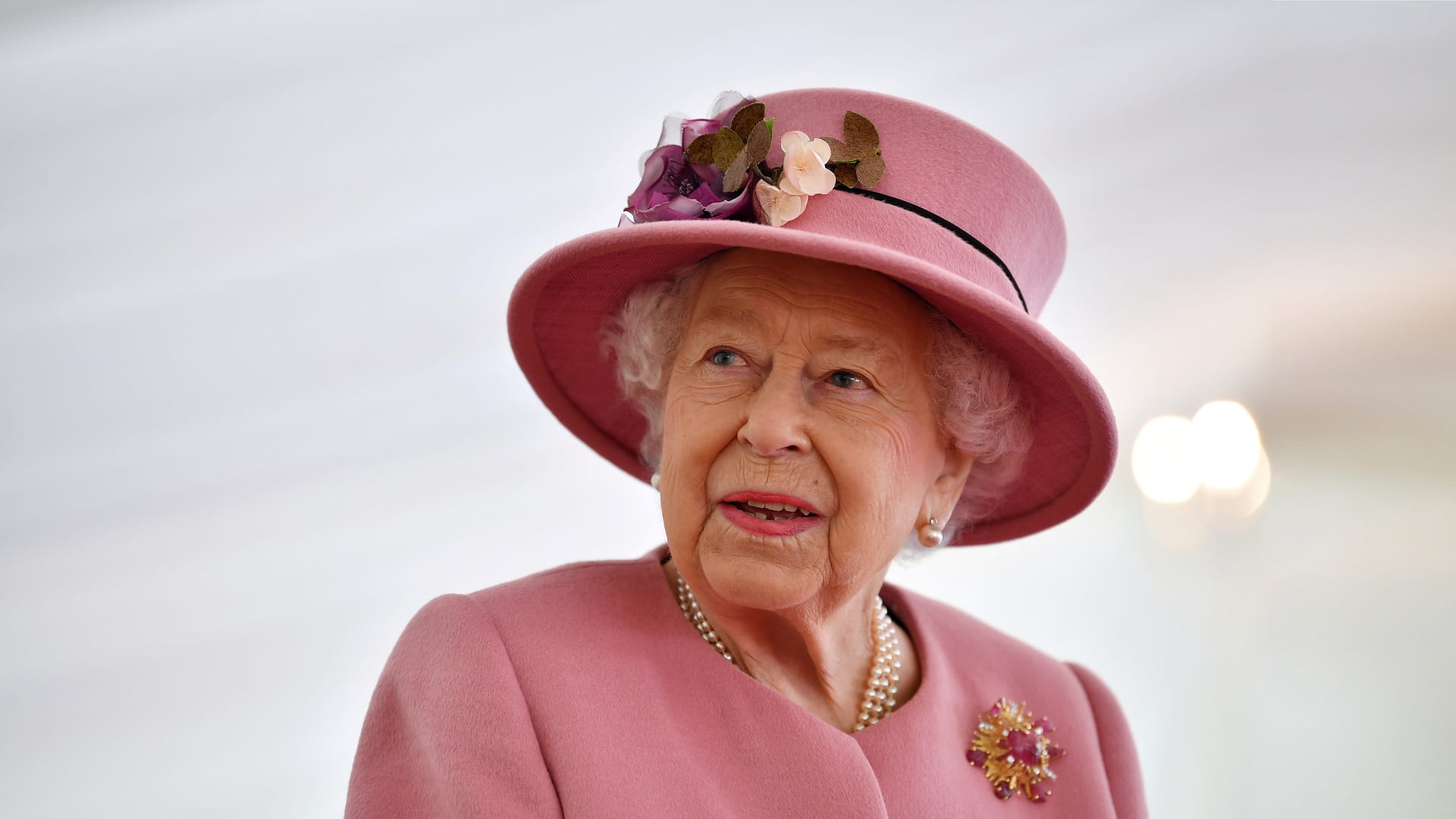 صورة بعنوان: ملكة بريطانيا تزور نصباً تذكارياً للقوات الجوية بأول مشاركة عامة 