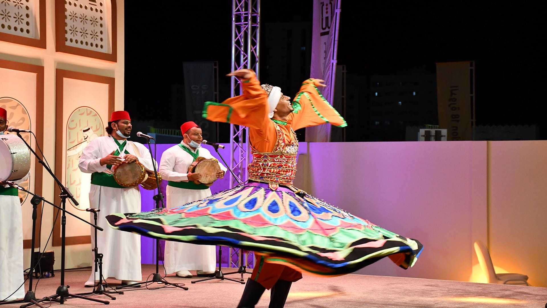 صورة بعنوان: رقصة التنورة المصرية... ضوء يحاول الصعود إلى السماء 