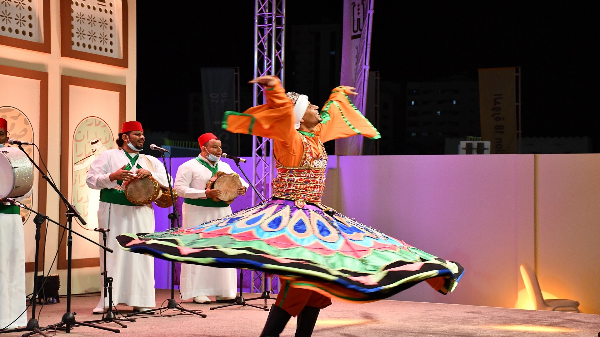 صورة بعنوان: رقصة التنورة المصرية... ضوء يحاول الصعود إلى السماء 