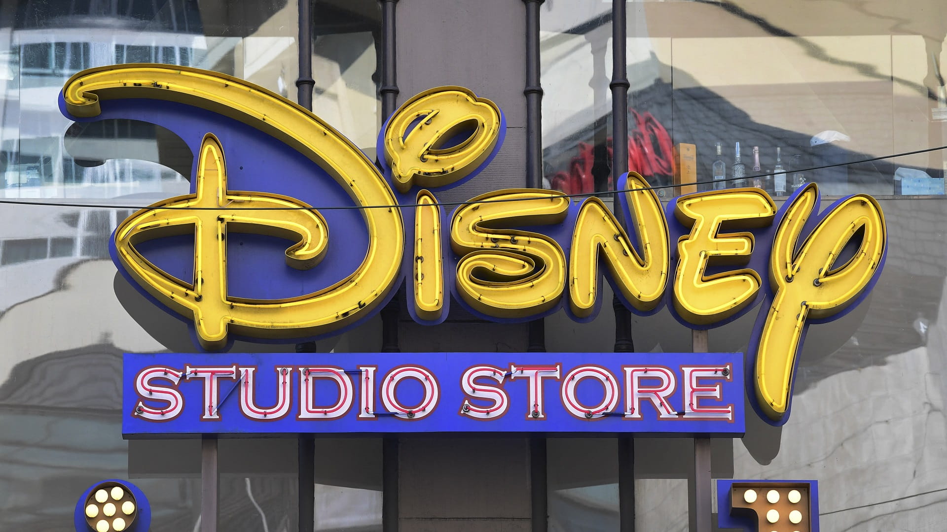 صورة بعنوان: ديزني تغلق 60 متجراً بأميركا الشمالية وتطوّر مبيعاتها عبر الإنترنت 