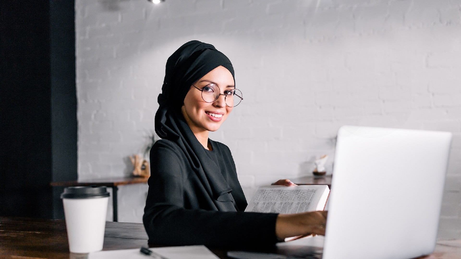 صورة بعنوان: "بادري الإلكترونية" تعلم الشابات مهارات تطوير سيرهن المهنية  