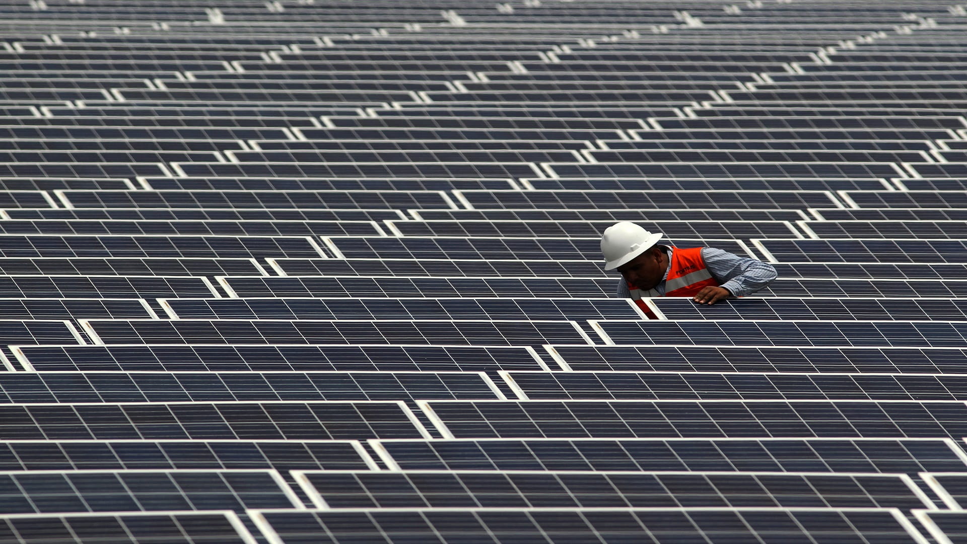 Image for the title: Singapore builds floating solar farms in climate fight 