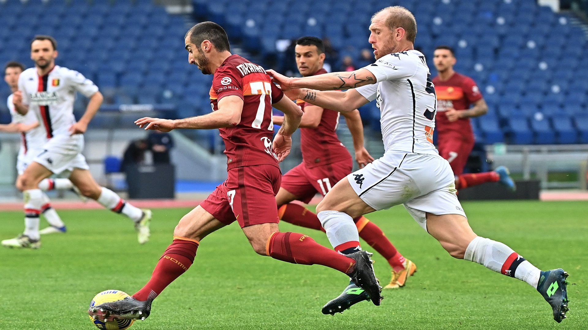 صورة بعنوان: روما يتخطى جنوه في الدوري الإيطالي لكرة القدم 