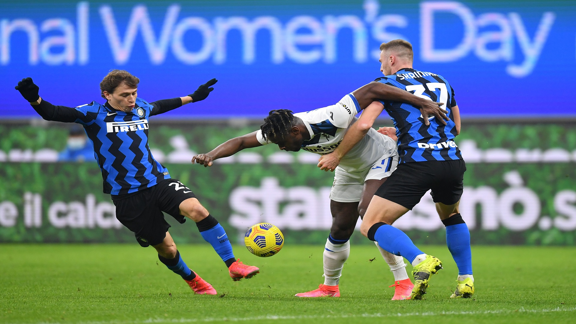 Image for the title: Inter edge past Atalanta to extend lead at top to six points 