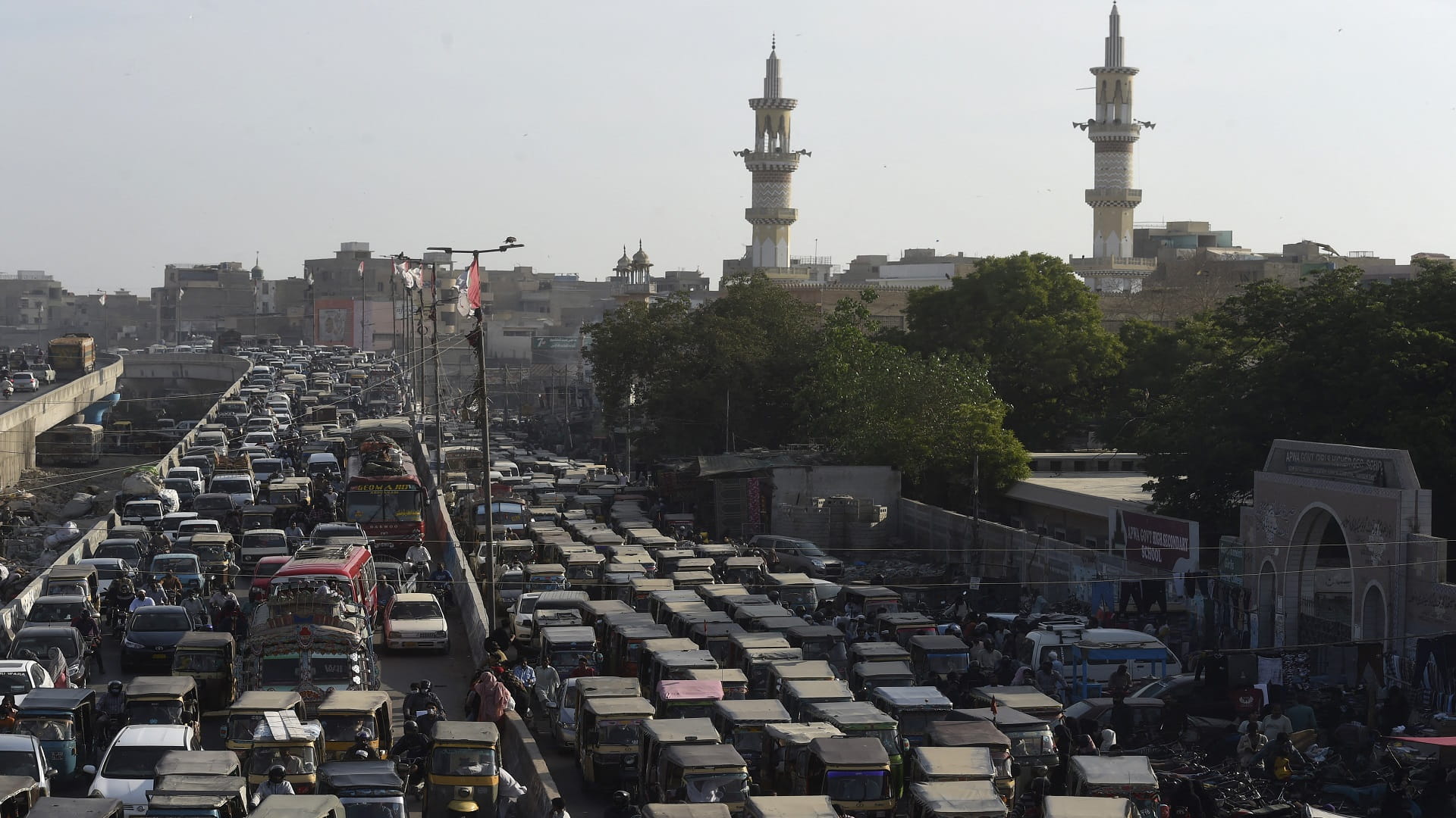 Image for the title: Pakistan tightens borders as Covid-19 cases soar 