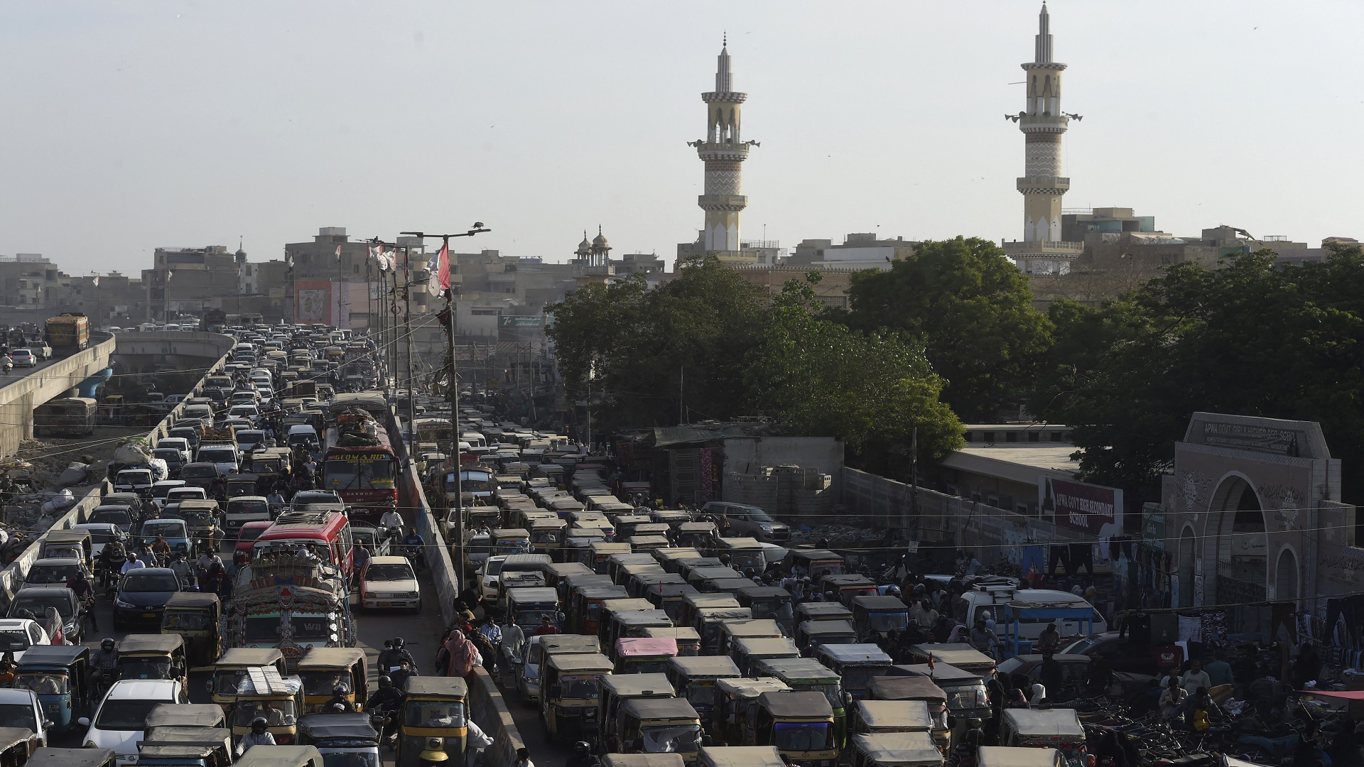 Image for the title: Pakistan tightens borders as Covid-19 cases soar 