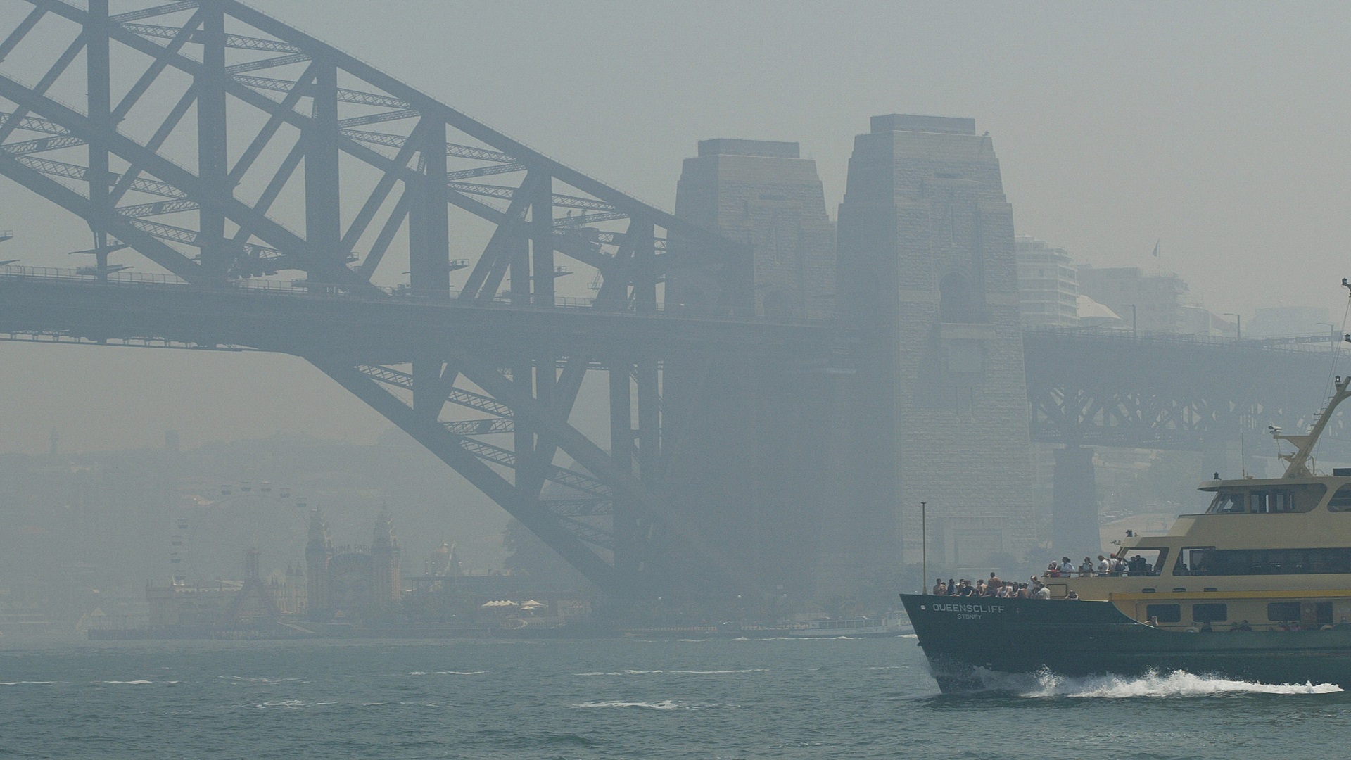 Image for the title: Controlled bushfire cloaks Sydney in hazardous smoke 