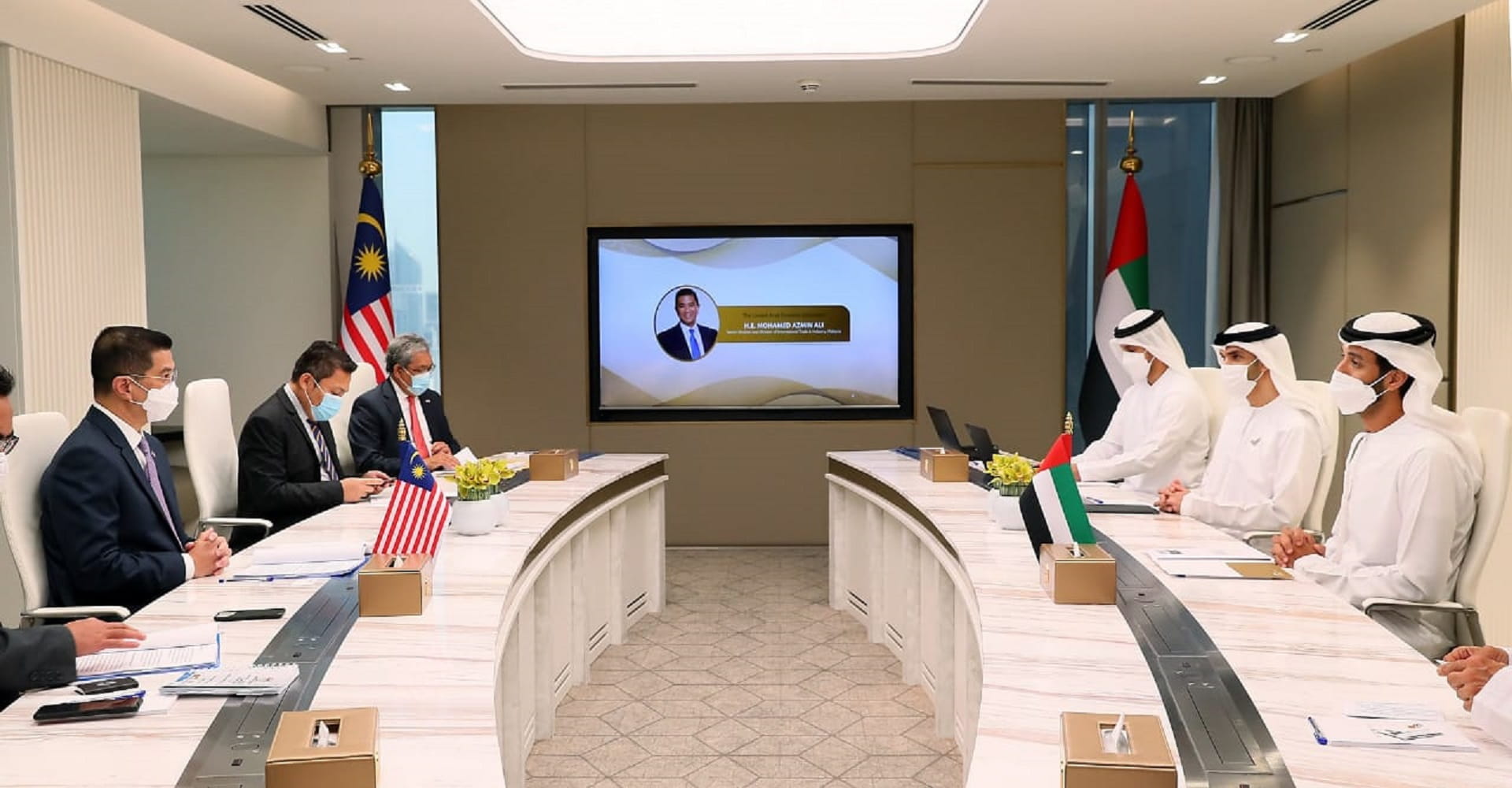 صورة بعنوان: الإمارات تبحث سبل تنمية الشراكة الاقتصادية مع ماليزيا 