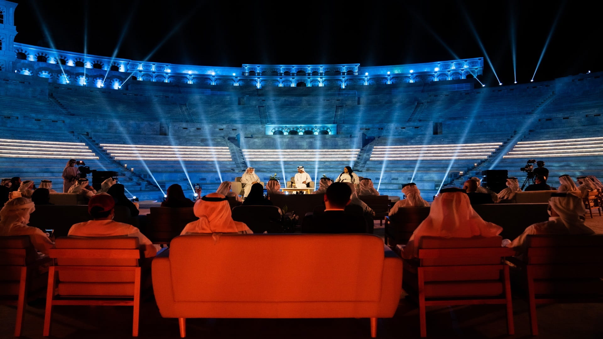 صورة بعنوان: نادي الشارقة للصحافة يناقش تأثير الفن الكوميدي بين الضحكة والفكرة 