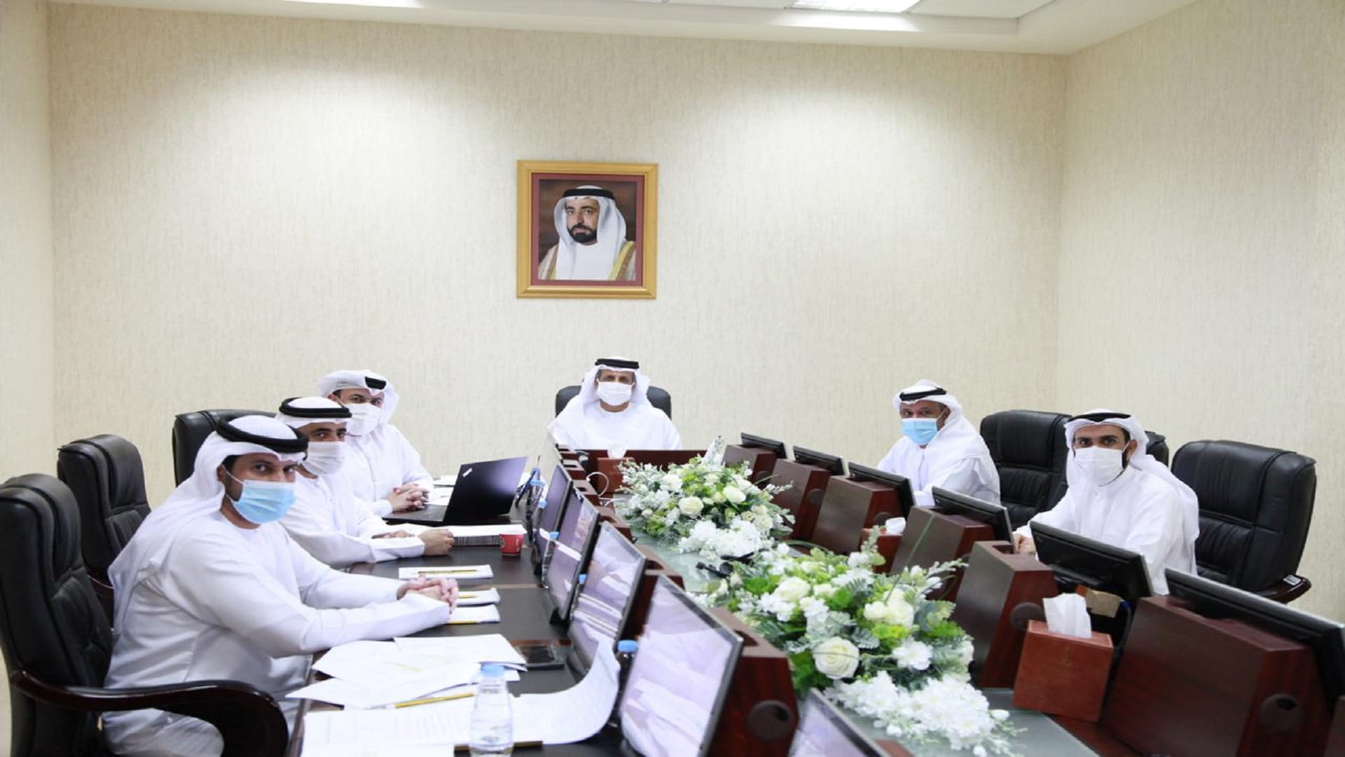 صورة بعنوان: "استشاري الشارقة" يدرس قانوناً بشأن المدنيين في الهيئات النظامية  