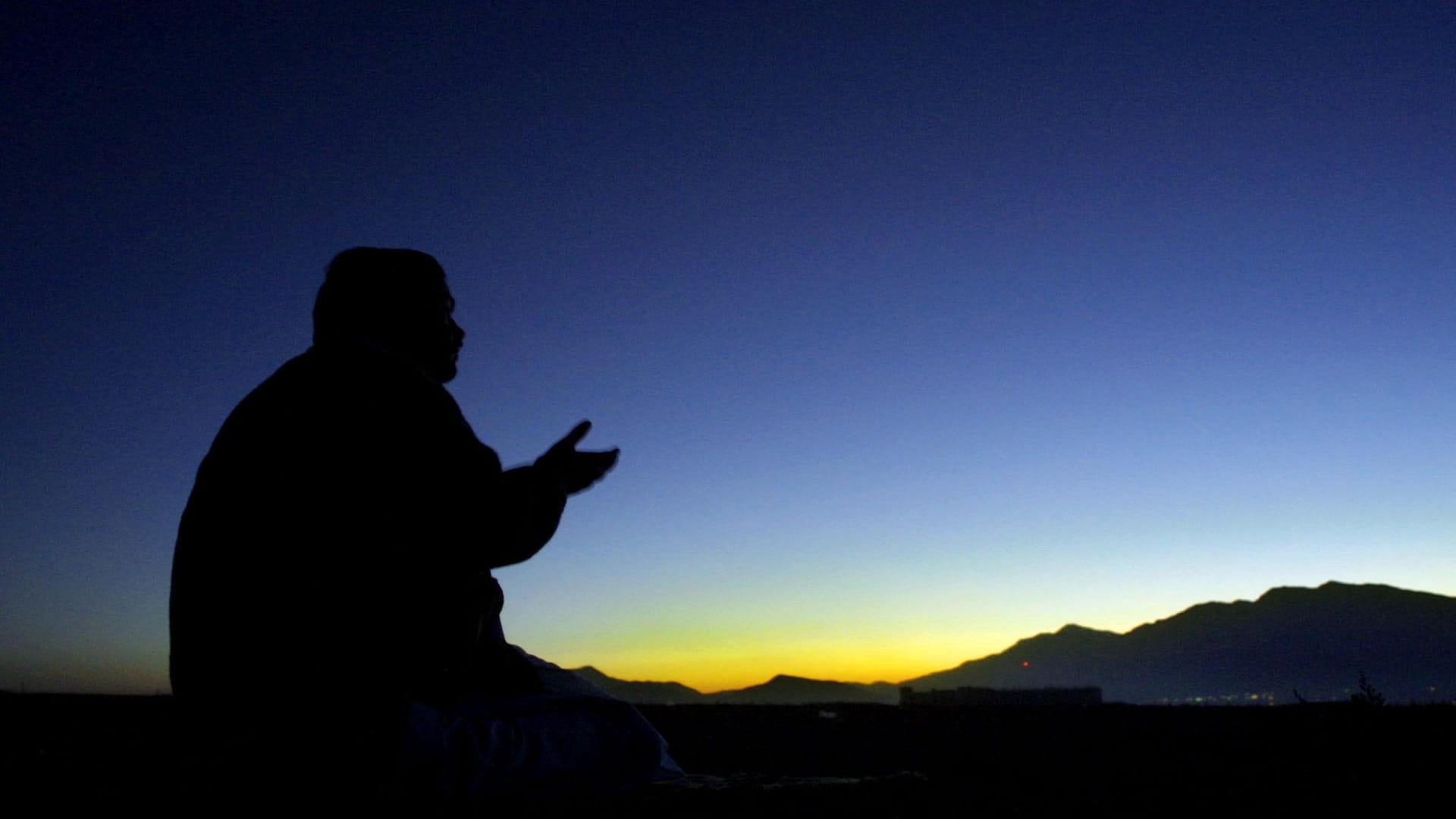 صورة بعنوان: في محراب التعبد لله 