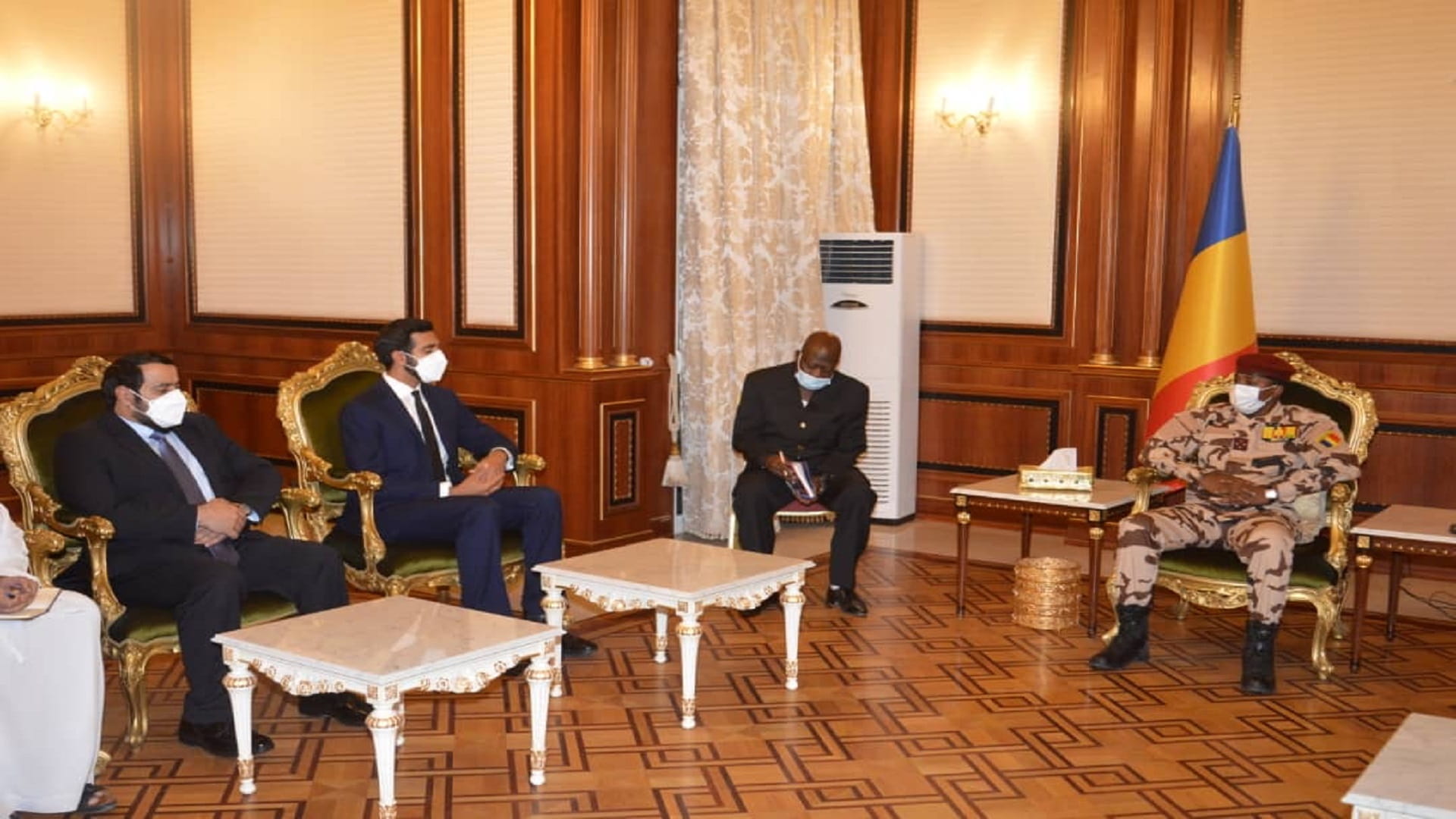 صورة بعنوان: شخبوط بن نهيان ينقل تعازي رئيس الدولة بوفاة إدريس دیبي 