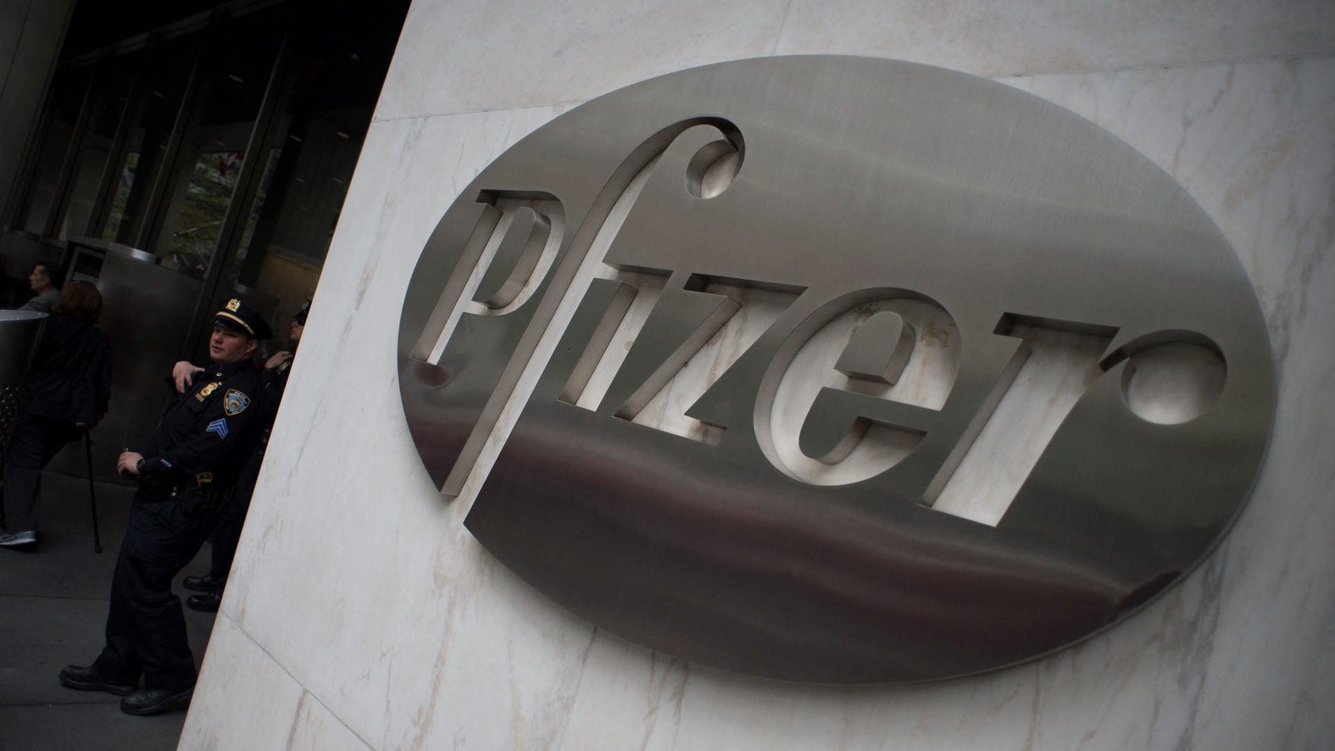 صورة بعنوان: فايزر وبيونتك تطلبان الموافقة الأميركية الكاملة على لقاحهما  