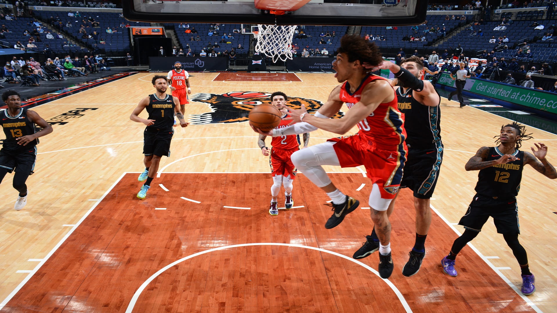 صورة بعنوان: جريزليز يتخطى بيليكانز في دوري السلة الأميركي 