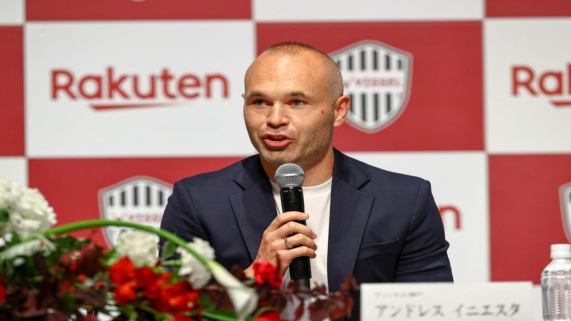 صورة بعنوان: نادي فيسيل كوبي الياباني يجدد عقد نجمه الإسباني "إنيستا" 