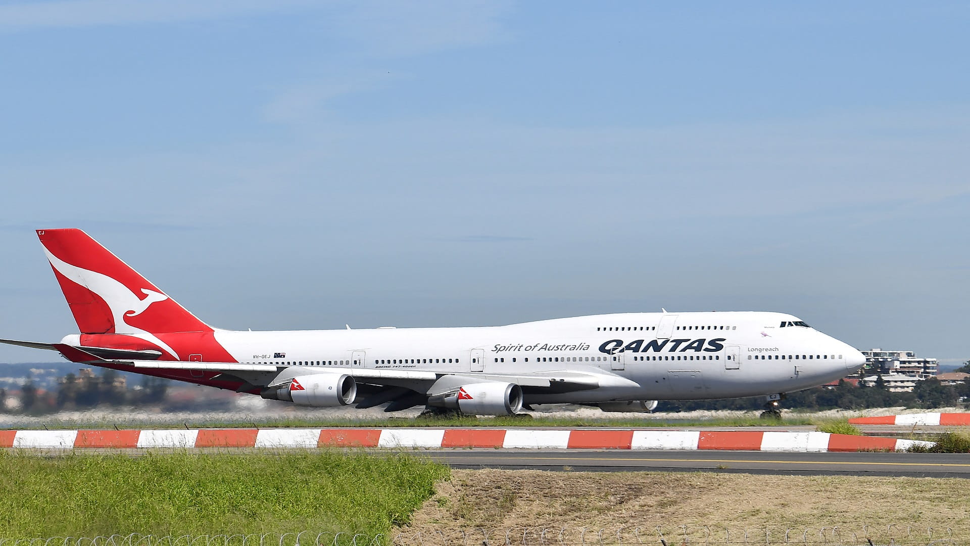 Image for the title: Qantas postpones restart of international flights to December 