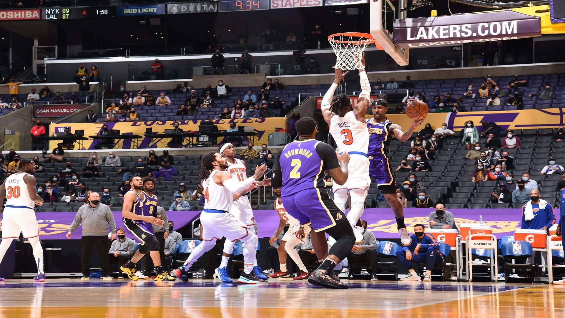 صورة بعنوان: ليكرز يتخطى بصعوبة نيويورك نيكس في السلة الأميركية 