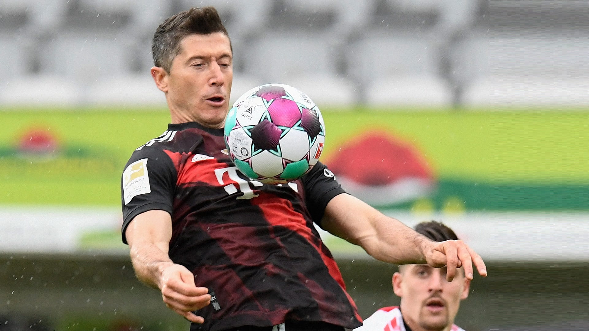 صورة بعنوان: ليفاندوفسكي يسجل هدفه الـ 40 بالموسم معادلاً رقم الأسطورة لمولر 