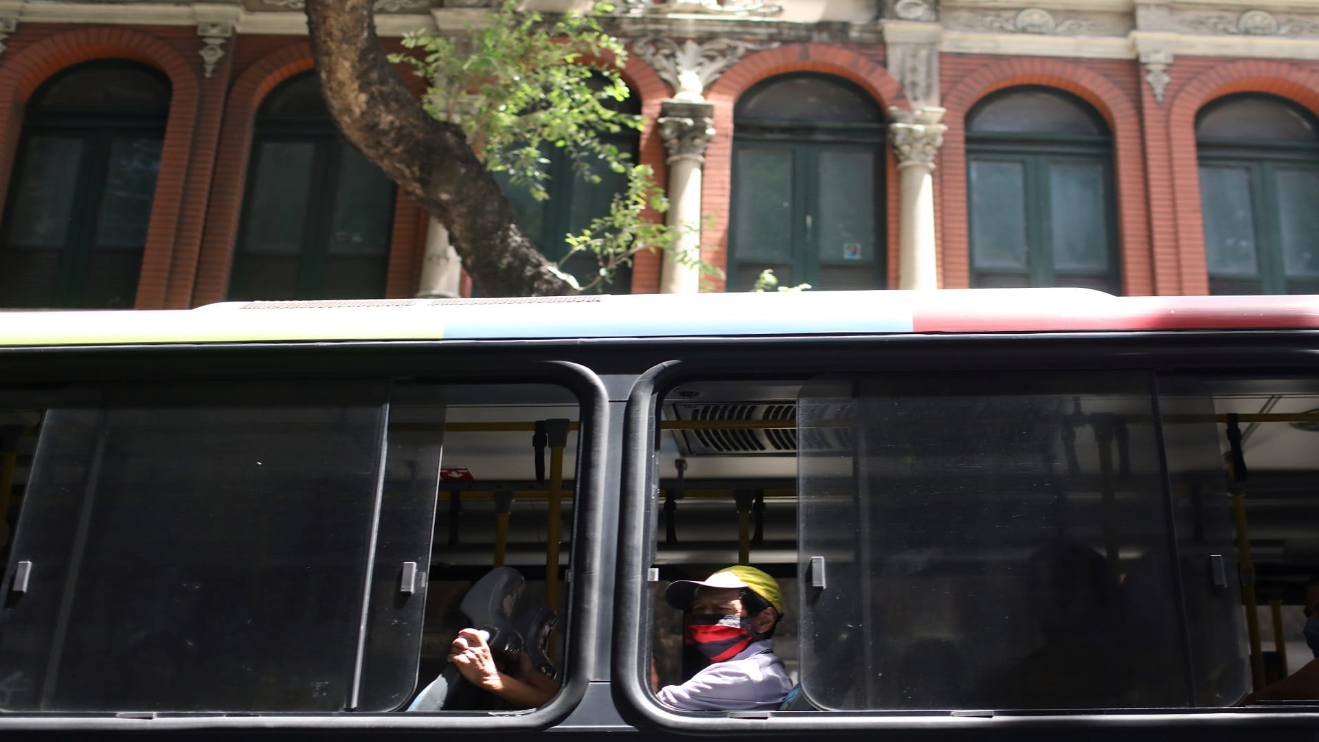 صورة بعنوان: البرازيل تحصي 67009 إصابات جديدة بفيروس كورونا و2087 وفاة  