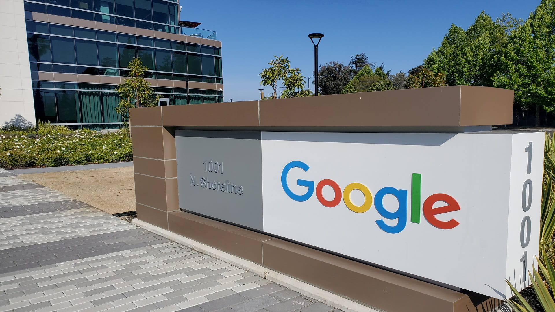 Image for the title: Google to lay out features to keep users clicking after lockdown 