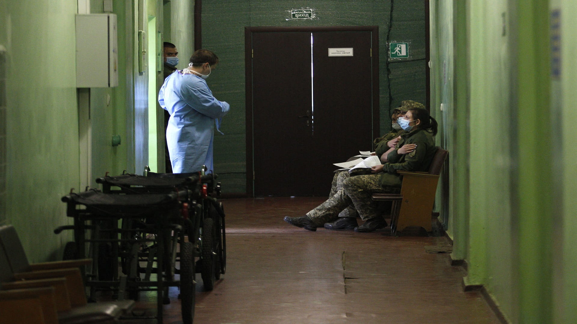 Image for the title: Russia sees 7,920 new COVID-19 cases, 390 fatalities 