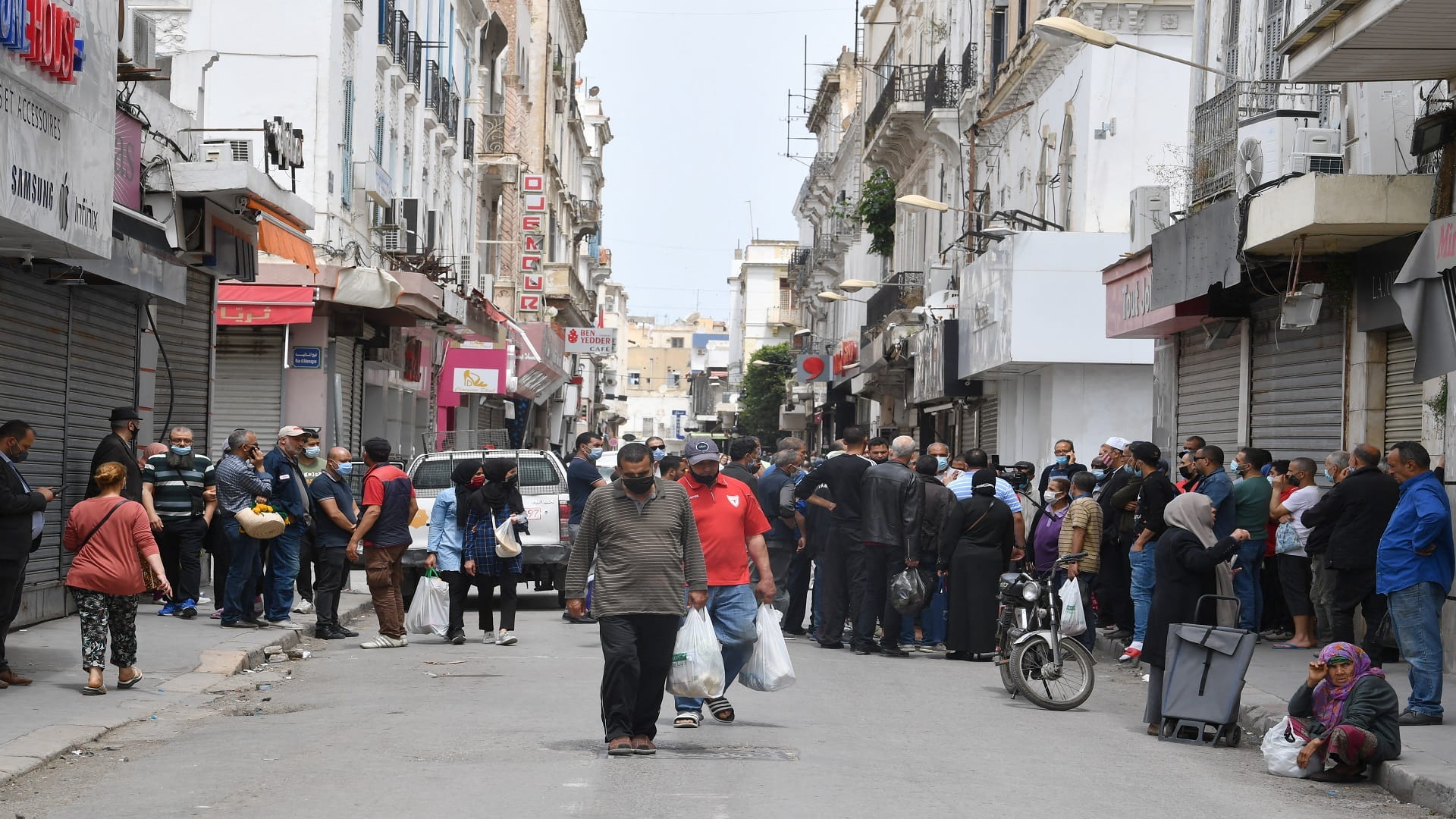 Image for the title: Normal life returns in Tunis after lifting full lockdown 