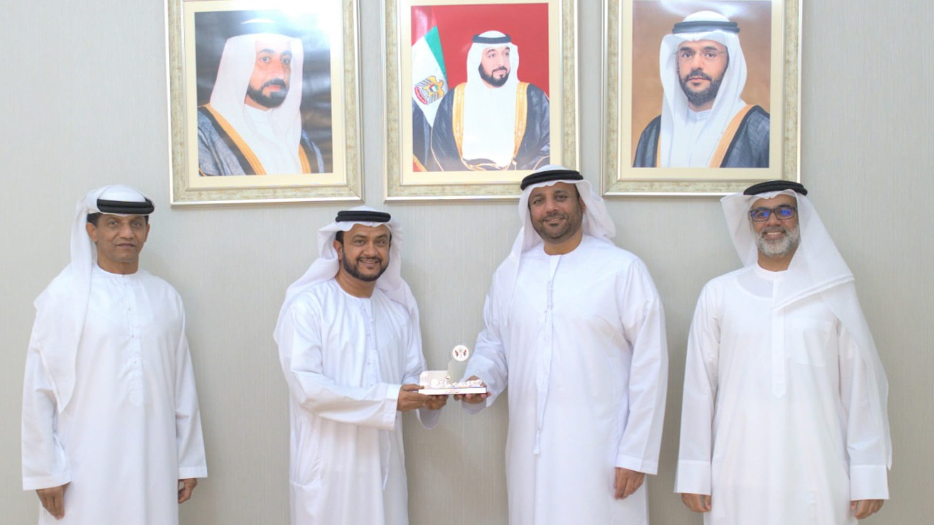 صورة بعنوان: رئيس "الشارقة الرياضي" يشيد بجهود الحكم الإماراتي الدولي "الروسي" 