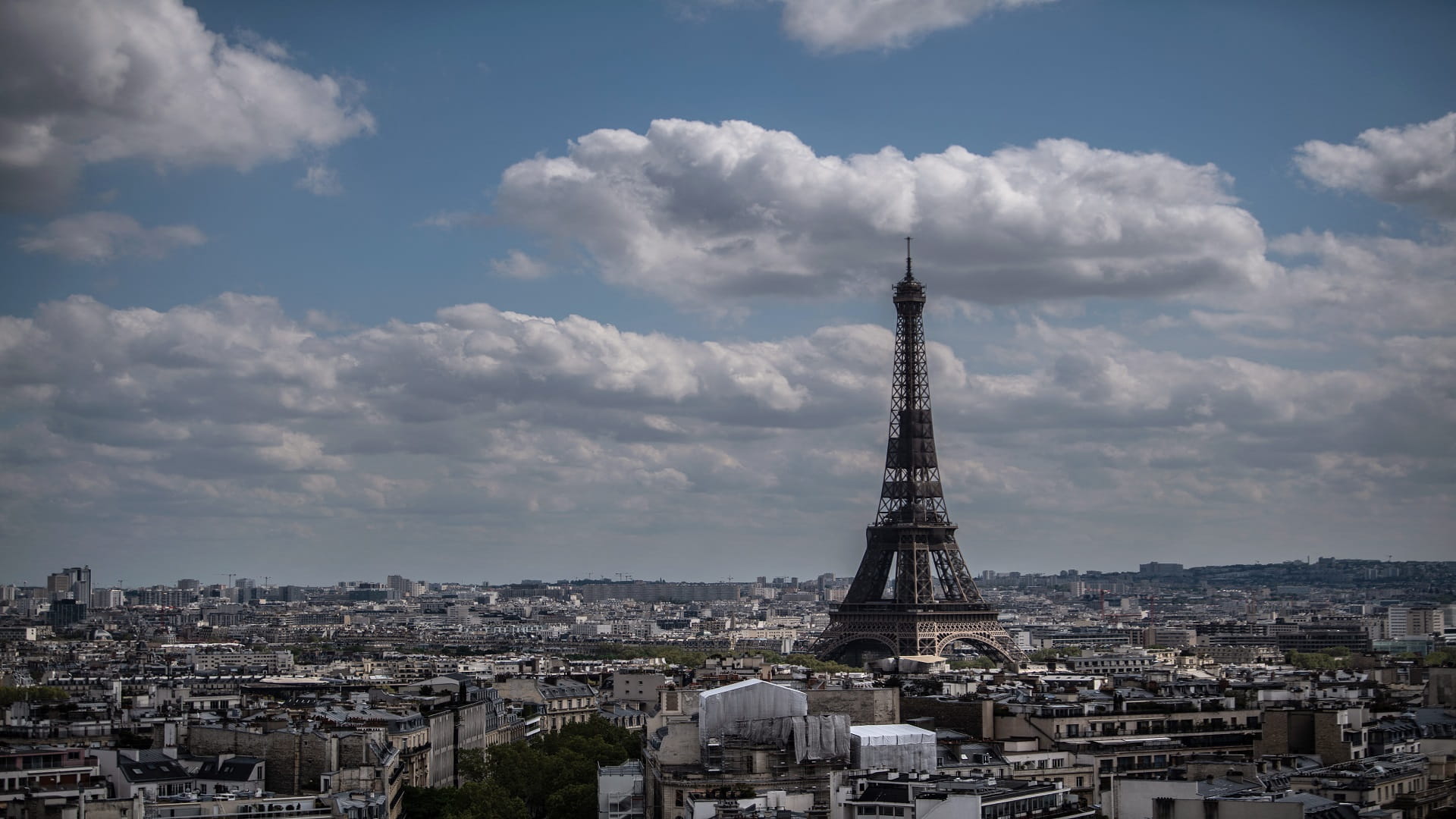 Image for the title: Eiffel Tower to reopen July 16 as France eases Covid curbs 