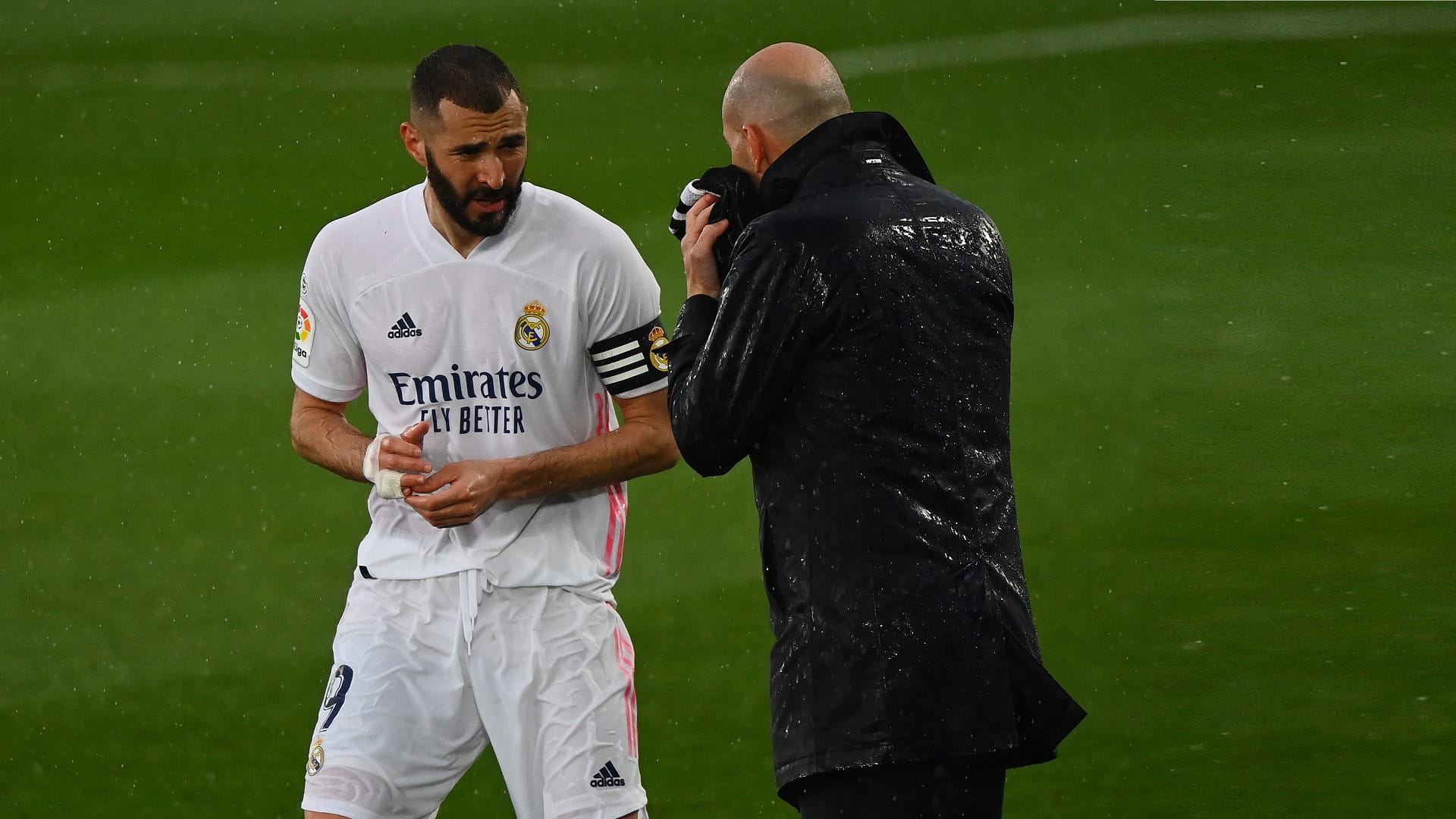 صورة بعنوان: المدرب زيدان سعيد بعودة بنزيمة إلى المنتخب الفرنسي 