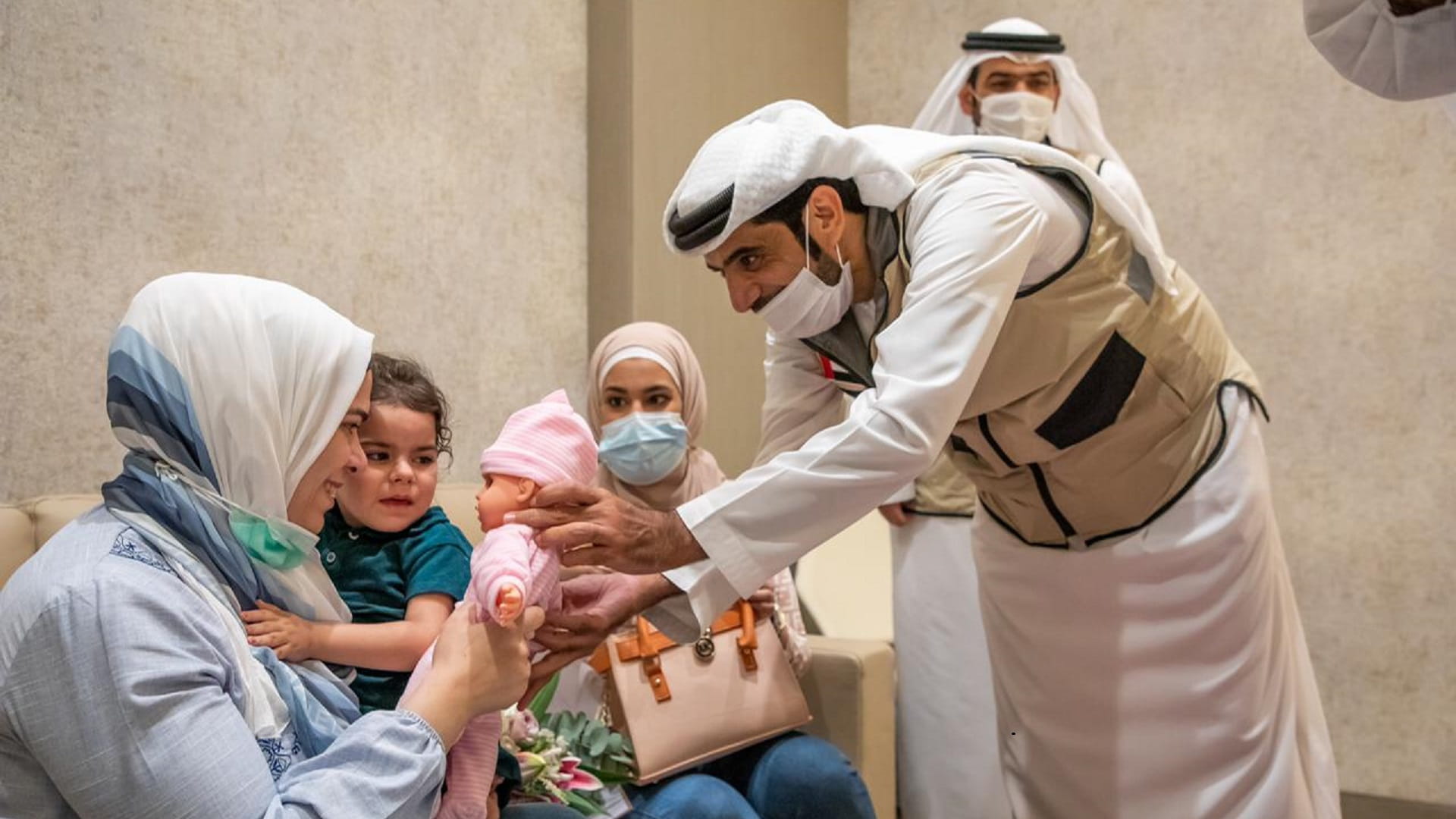 صورة بعنوان: الشيخة فاطمة توجه بعلاج طفلة سورية تعاني مرضاً نادراً يهدد حياتها 