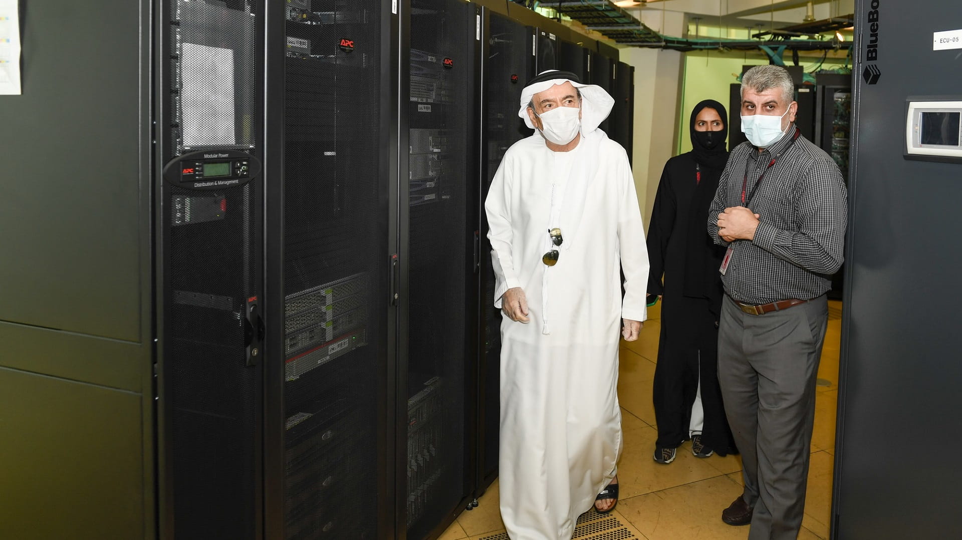 صورة بعنوان: زكي نسيبة يتفقد مركز البيانات الخضراء في جامعة الإمارات 