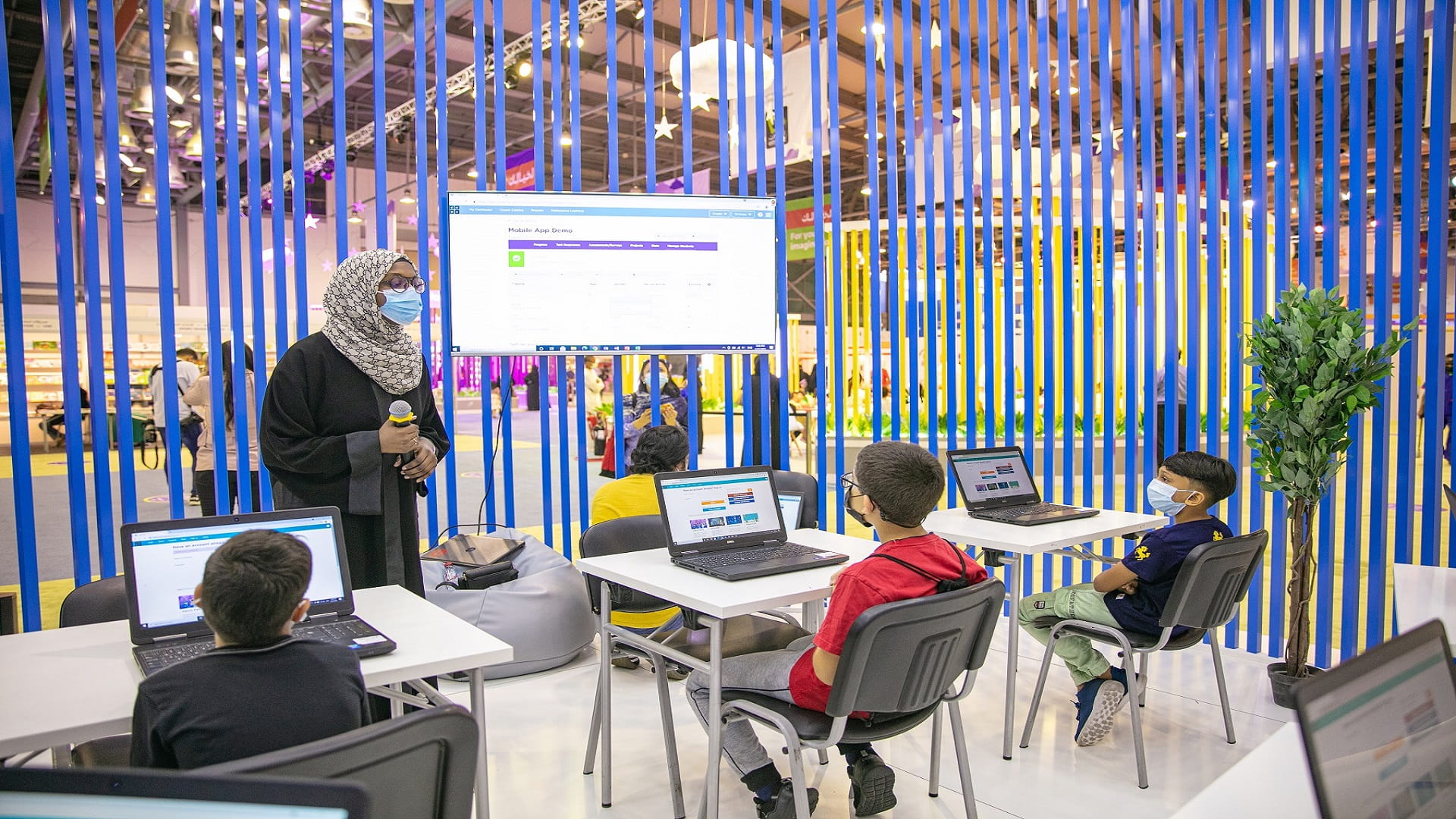 صورة بعنوان: صغار "الشارقة القرائي للطفل" يبدعون في تصميم تطبيقاتهم الذكية 