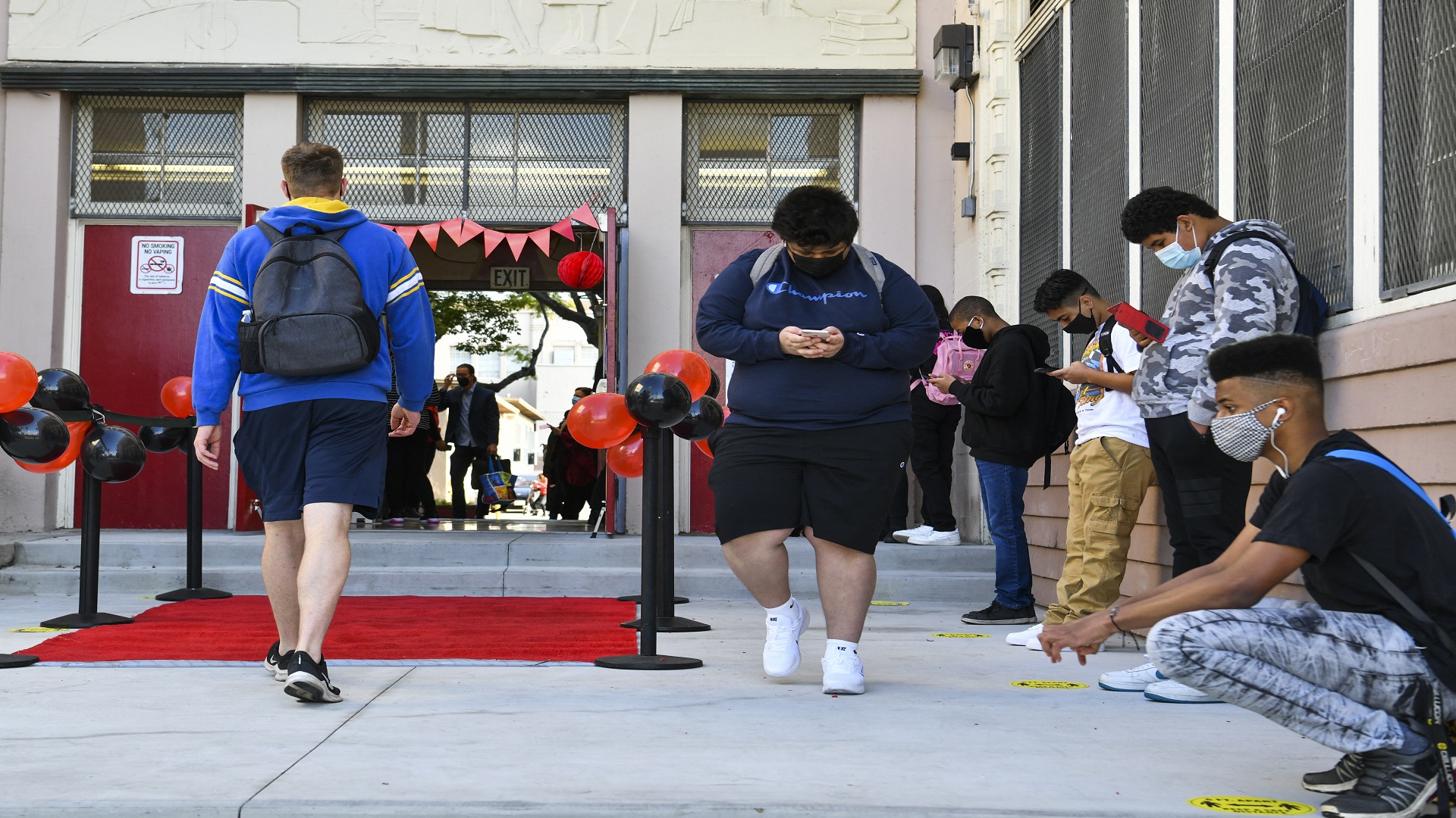 Image for the title: New York City, Los Angeles to send students back to school 