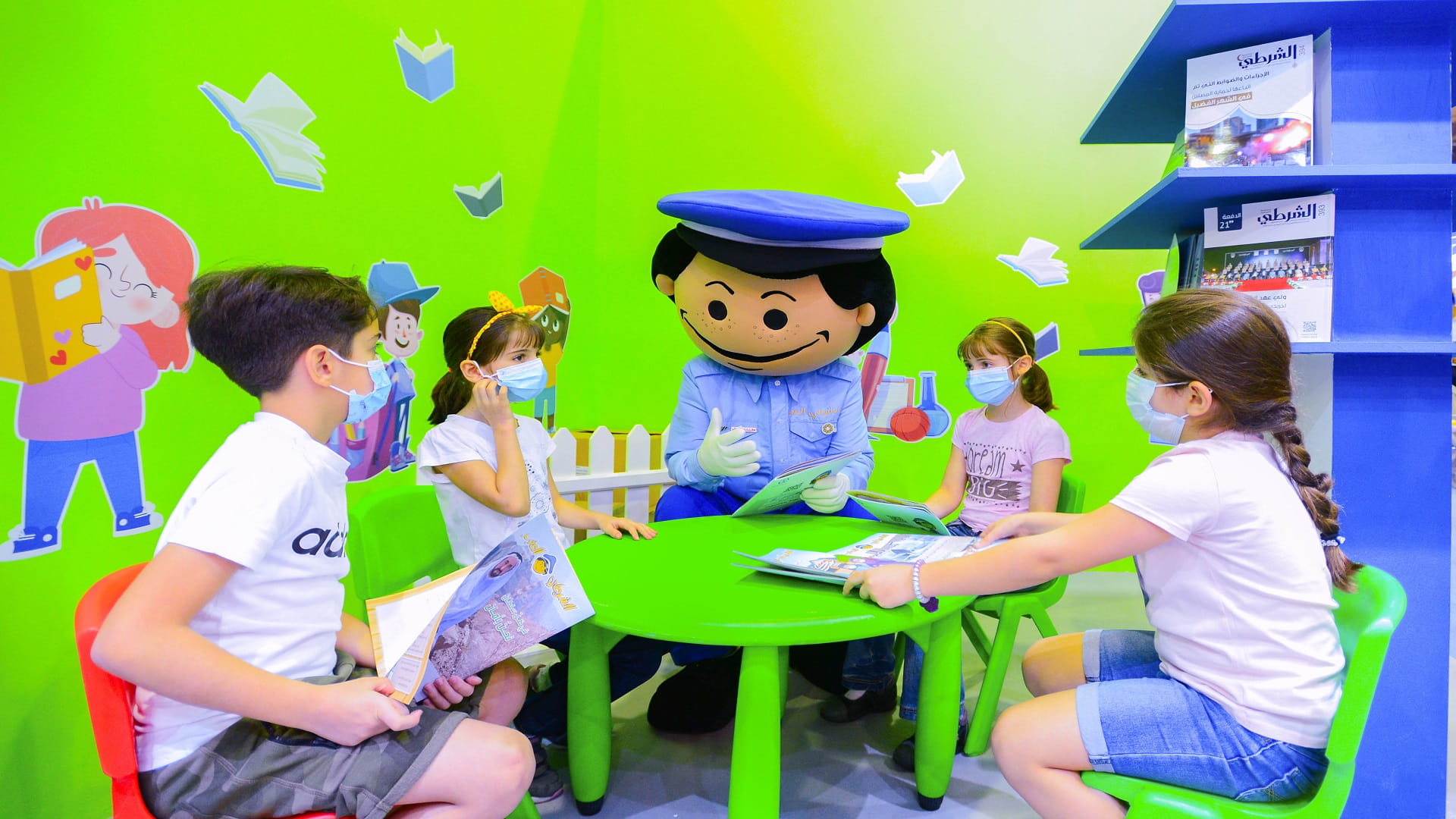 صورة بعنوان: شرطة الشارقة تثري "الشارقة القرائي" بسلسة فعاليات وورش توعوية  