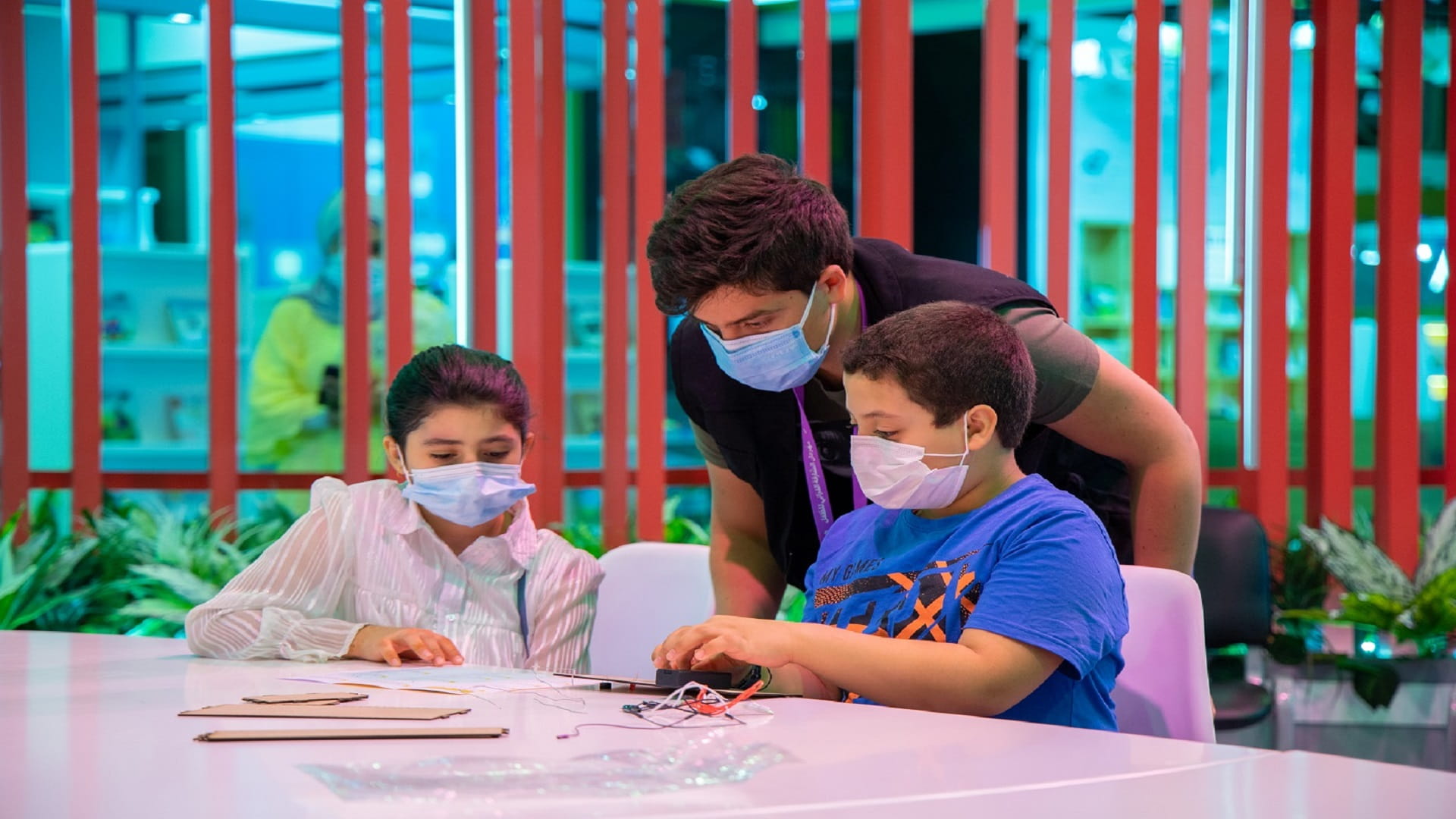 صورة بعنوان: زوار "الشارقة القرائي للطفل" يصنعون آلاتهم الكهربائية بأدوات بسيطة 