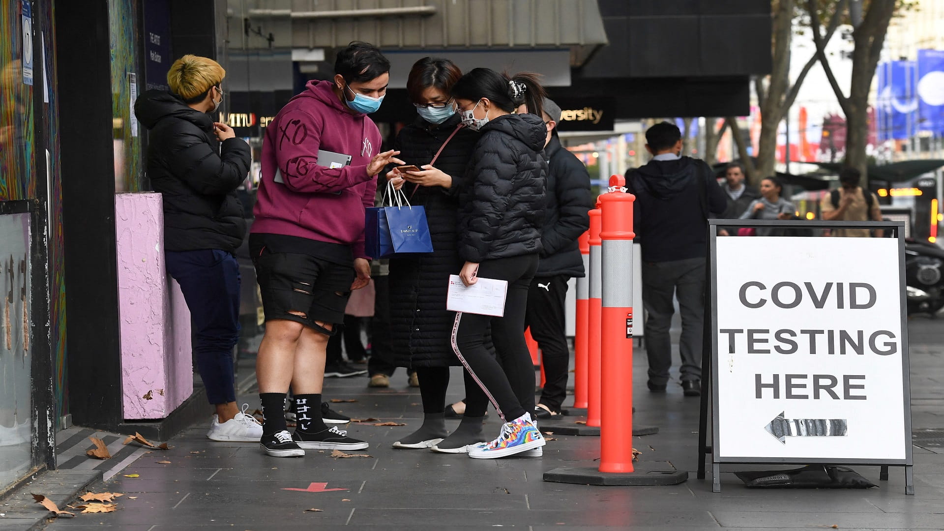 Image for the title: Victoria State says next 24 hours critical as COVID cluster grows 