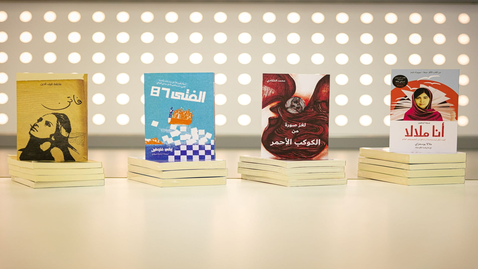 صورة بعنوان: "كلمات" تعرض كتب مختارة لليافعين في "الشارقة القرائي للطفل" 