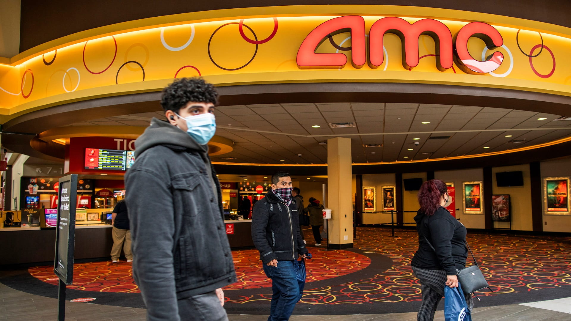 صورة بعنوان: دور السينما بأميركا تلغي شرط الكمامات للمطعمين ضد كورونا 