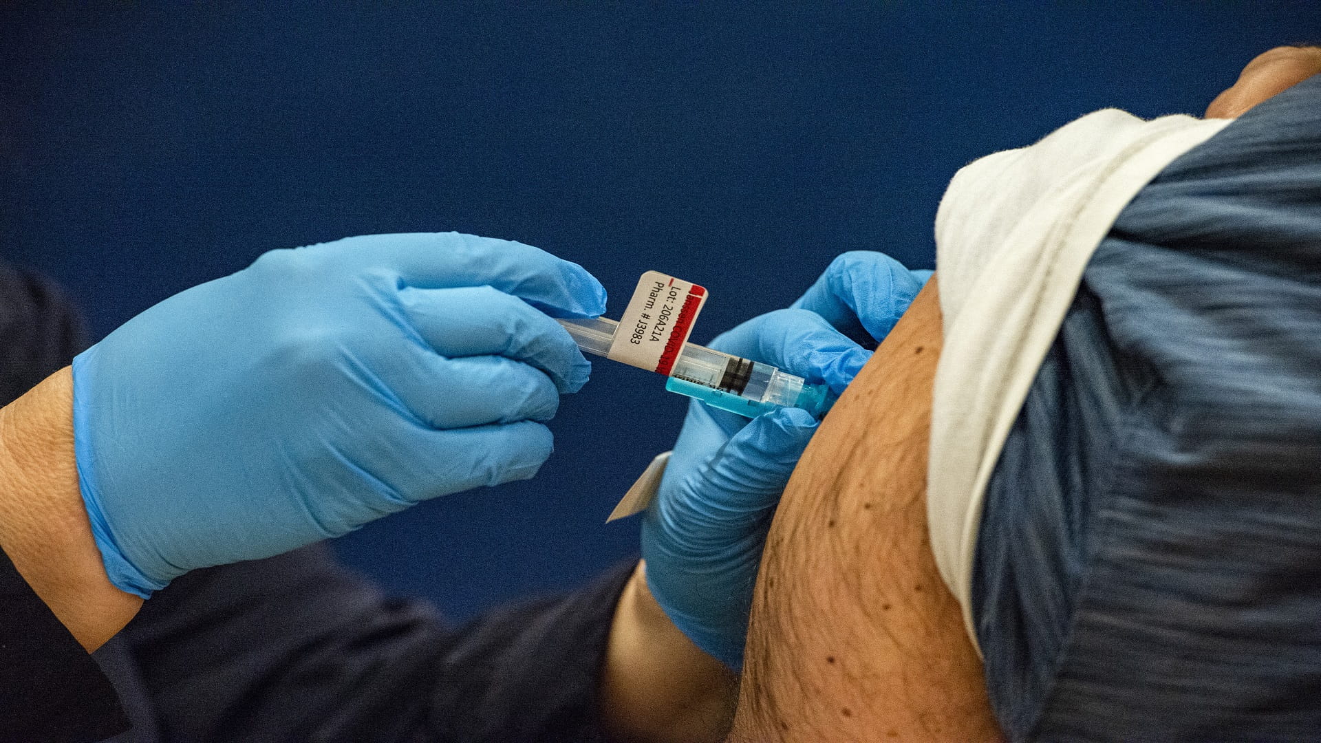 Image for the title: UK approves single shot Johnson & Johnson Covid vaccine 