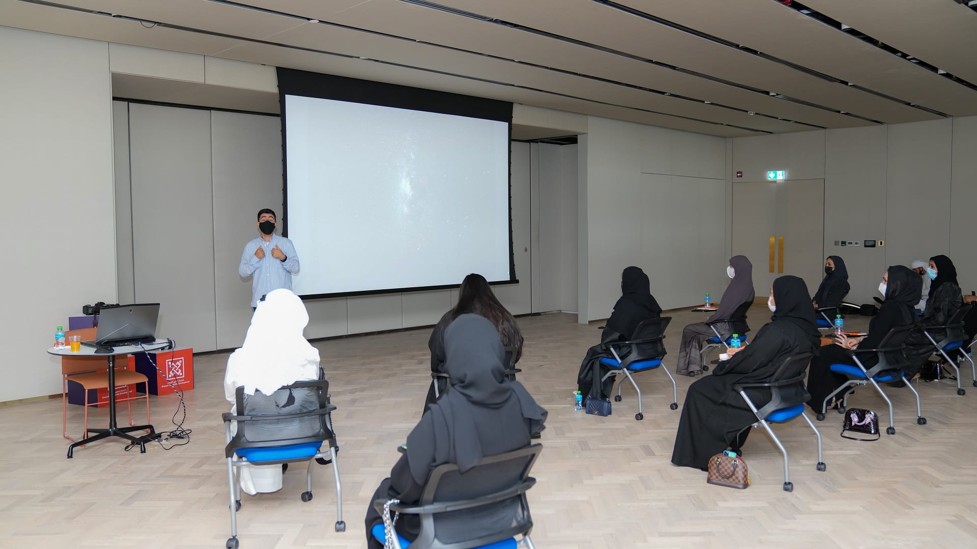 Image for the title: SCD to qualify Emirati professional photographers 
